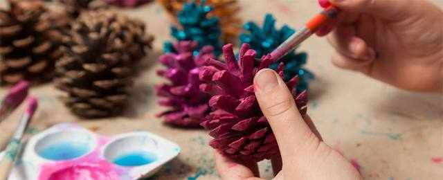 Поделки из мха и природных материалов своими руками: цветы из шишек, другие мастер-классы
