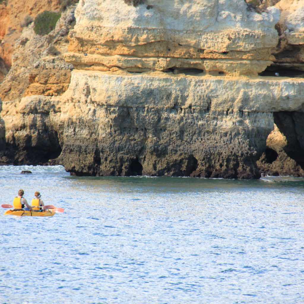 Южный берег Португалии с гротами и скалами. Атлантический океан